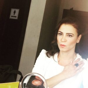 Elif İnci Instagram - Sette bu gecede böyle.#yalaza #TRT1 #set #hazırlık #nazmiyeçelik