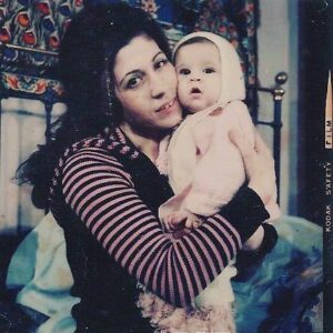 Elif İnci Instagram - "ZAMAN HERŞEYİN İLACIDIR"...ACI YERİNİ HASRETE BIRAKIR...özlemekte güzel seni anacığım...#tbt