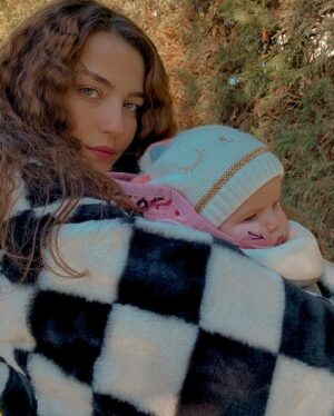 Elif Özkul Instagram - Mira’m❤️ teyzesinin bal küpü🌸 

#1year 🎂