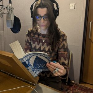 Elif Şafak Instagram - In the studio today, on this momentous day in the UK, for a little surprise. I will be reading Note to the Reader at the end of my new novel #thereareriversinthesky I love audio books and I am thrilled that the wonderful @olivia_vinall will be reading the story in audio form #audiobookstagram #newbookrelease #audiofiction 📚📚📚 bugün stüdyoda ufak bir süpriz, yeni romanın sesli kitap kaydına ufak bir katkım oldu, romanın sonundaki Okura Not kısmını ben seslendirdim umarım seversiniz #yazarlar #yazarlık #edebiyat