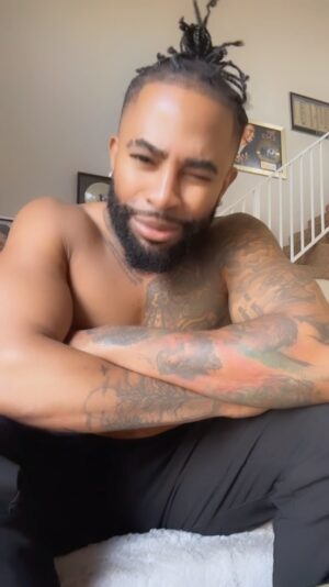Elijah Blake Instagram - What song makes you feel like this?! Let me know if I’m trippin but Iono man I think MC wins again. Real #RnB lovers only can chime in