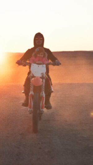 Élisapie Instagram - Vivez avec moi un de mes plus fort souvenir d’enfance with the video of Sinnatuumait, my cover of Dreams by Fleetwood Mac. @fleetwooddmac 
Dans un de mes plus vieux souvenirs, je suis une enfant sur la moto d’un jeune homme. Wrapped up in his large body, I felt safe, free, and loved, like we weren’t just driving but flying across the tundra.
Ce n’est que des années plus tard que j’ai appris que le mystérieux homme sur la moto était mon frère aîné, Sailasie. I had always thought I had no memories of him. But that ride was a precious gift he left for me.
Directed by @philippe__leonard in Salluit in summer 2022
Réalisé par Philippe Léonard et filmé à Salluit dans le décor époustouflant de la Toundra, je vous laisse avec ces images hypnotisantes et réconfortantes.
Watch the full video in the link in bio.

@bonsound @yotankarecords @opakmediamusic @girlieaction @miguelfrederique @afx_agency @newmoonpublicity 
🏍️ @quppa_saviakjuk 

#inuktitutalbum #Inuktitut #Elisapie #nunavik #Inuit #coversongs #salluit #fleetwoodmac #dreamscover