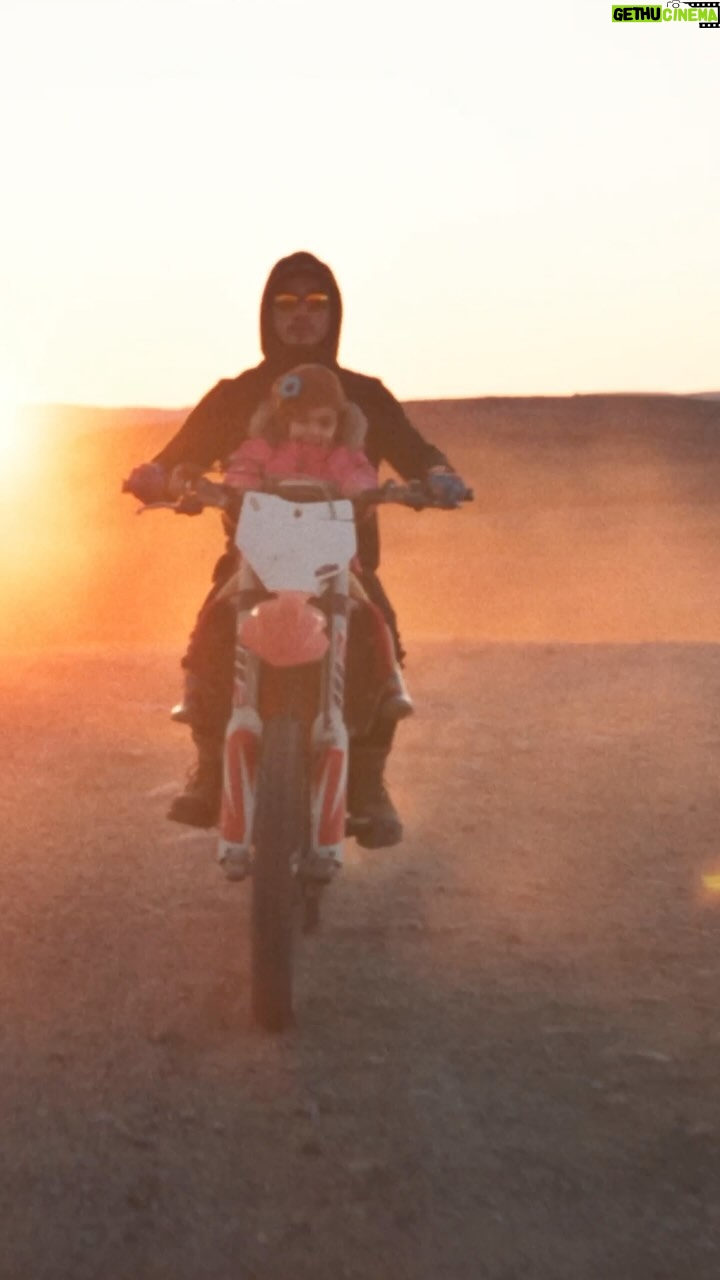 Élisapie - 1.7K Likes - Vivez avec moi un de mes plus fort souvenir d’enfance with the video of Sinnatuumait, my cover of Dreams by Fleetwood Mac. @fleetwooddmac
Dans un de mes plus vieux souvenirs, je suis une enfant sur la moto d’un jeune homme. Wrapped up in his large body, I felt safe, free, and loved, like we weren’t just driving but flying across the tundra.
Ce n’est que des années plus tard que j’ai appris que le mystérieux homme sur la moto était mon frère aîné, Sailasie. I had always thought I had no memories of him. But that ride was a precious gift he left for me.
Directed by @philippe__leonard in Salluit in summer 2022
Réalisé par Philippe Léonard et filmé à Salluit dans le décor époustouflant de la Toundra, je vous laisse avec ces images hypnotisantes et réconfortantes.
Watch the full video in the link in bio.
@bonsound @yotankarecords @opakmediamusic @girlieaction @miguelfrederique @afx_agency @newmoonpublicity
🏍️ @quppa_saviakjuk
#inuktitutalbum #Inuktitut #Elisapie #nunavik #Inuit #coversongs #salluit #fleetwoodmac #dreamscover