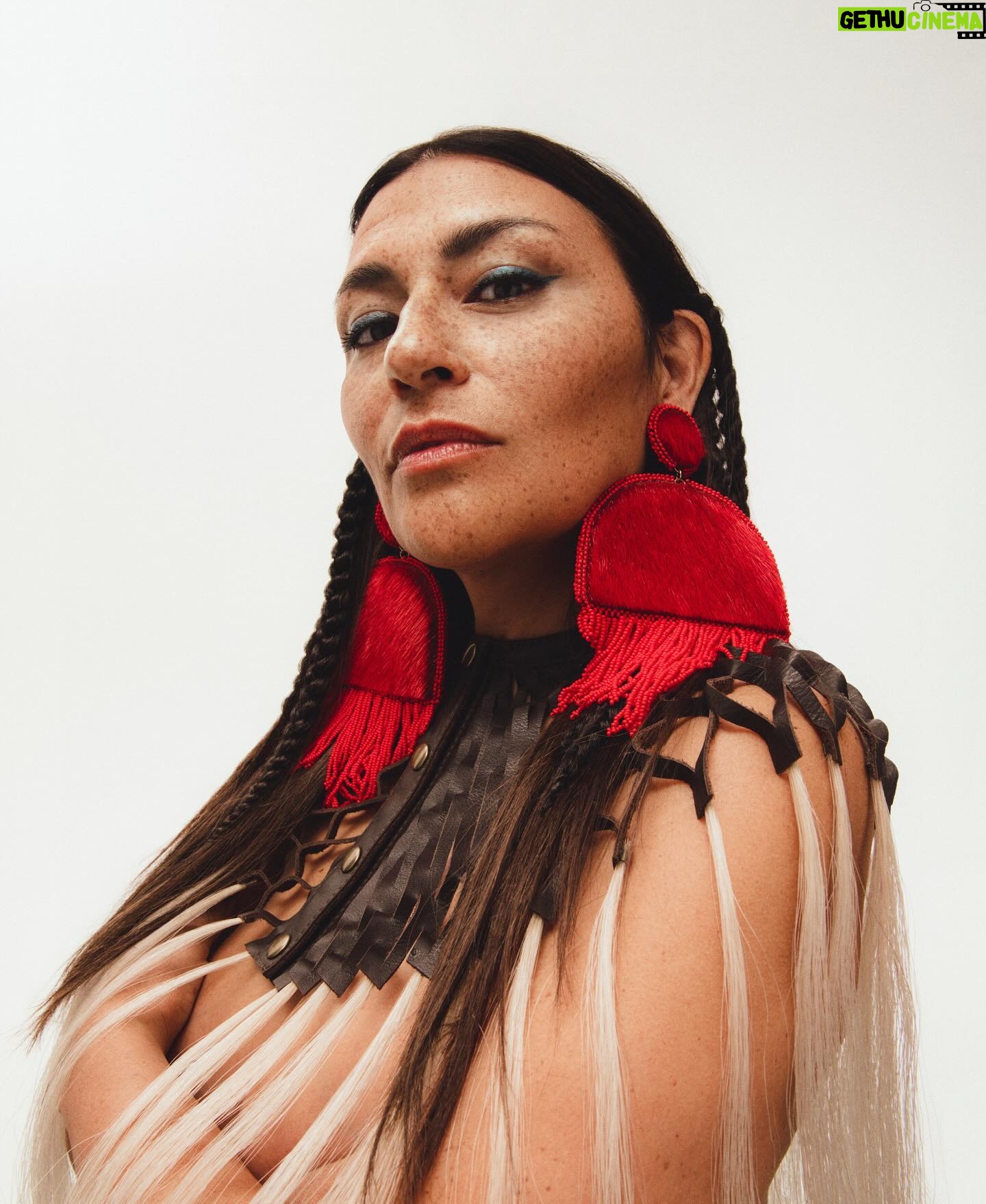 Élisapie - 1.8K Likes - Derrière ces images pour « Inuktitut » de grands talents que je souhaite remercier chaleureusement. Artists, Designers, Photographer, Hair & Make-up artist, I’m so well surrounded, I’m lucky!
Nakurmiik, huge thanks to the wonderful photographer @leeorwild , the great @CarolyneDeBellefeuille for the art direction, Hair&Make Up & Magic! @juliecussonmakeupartist and the incredible @lathe for the styling!
and, here are the credits for each piece worn on the pictures:
1 Dress @camillie.david
2 Dress @apierreolivier
3 Earrings: @anouapik Leather & Horse Hair Piece @morggan_jussaume
4 Top: @antonioortegacouture
5 Dress @wiwa_blue
6 Jumpsuit @apierreolivier Heels @pleasershoes 💋•
•
•
•
#elisapie #inuktitut #inuk #inuit #albumcovershoot #indigenouswomen