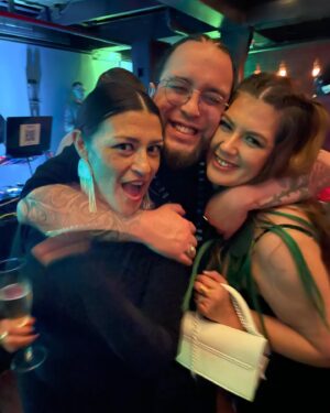 Élisapie Instagram - What an incredible time at Juno’s Halifax! 
With friends and many new friends. Inspiring people. @sing.with.mi @_aysanabee_ @williamprince @ishkoderecords @shawneekish @anitalandback @jrs42 
It was beautiful to celebrate each other. More pictures here:
With the incredible @jdutchermusic 
@morgantoneymusic @joegrassmusic @iamsalprosper_ 
Merci @sabrinadeslauriers for the styling 
@anouapik for the earrings
@juliecussonmakeupartist for the DA HMU
@makeupbyjordynn 
@hairbycatherineb 

And @theannemurray @feistmusic with your voice I found myself. @allisonrussellmusic I have no words ❤️🤩
Nakurmiik to the incredible team behind the stage!
Merci @borielegin & @elfyandrade my superbe manageuses et @bonsound team 
@newmoonpublicity who did so much to promote Inuktitut album. @carolynedebellefeuille & @billyclub. bravo for the nomination for Inuktitut album artwork!

I’m back on the road. Still recovering from the Juno 💕 weekend.

Photos : CARAS/Ryan Bolton Photography /Stephanie Montani 💐•
•
•
•
#junosredcarpet #junos #elisapie #halifaxjunos #inuktitut #indigenousmusic