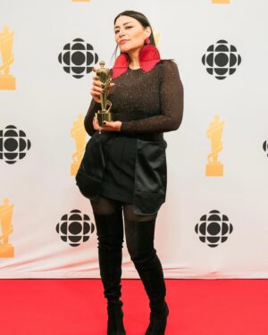 Élisapie Instagram - Nakurmiik @thejunoawards for this beautiful opportunity and for highlighting and celebrating ALL communities. Representation matters 🫶 Grande fierté de voir aujourd’hui autant de diversité à la 📺 
@jdutchermusic je t’aime. 
Morgan @morgantoneymusic it was a treat to share the stage with you and thank you for welcoming us to your beautiful Mi’kma’ki.
And Sarah @iamsalprosper_ 
Et @joegrassmusic always by my side.
Shoutout to the beautiful @anitalandback @jrs42 💜

Jacket : @coco.monnet & @ysosouth 
Earrings : @Anouapik 
Stylism : @sabrinadeslauriers 
HMU D.A : @juliecussonmakeupartist 
Makeup :  @makeupbyjordynn
Hair : @hairbycatherineb 
Photo : @oshane.howard / @socanmusic 💐💐💐•
•
•
•
#junoawards #halifax #elisapie #jeremydutcher #morgantoney #inuit #carolinemonnet #indigenouspeople #representaionmatters