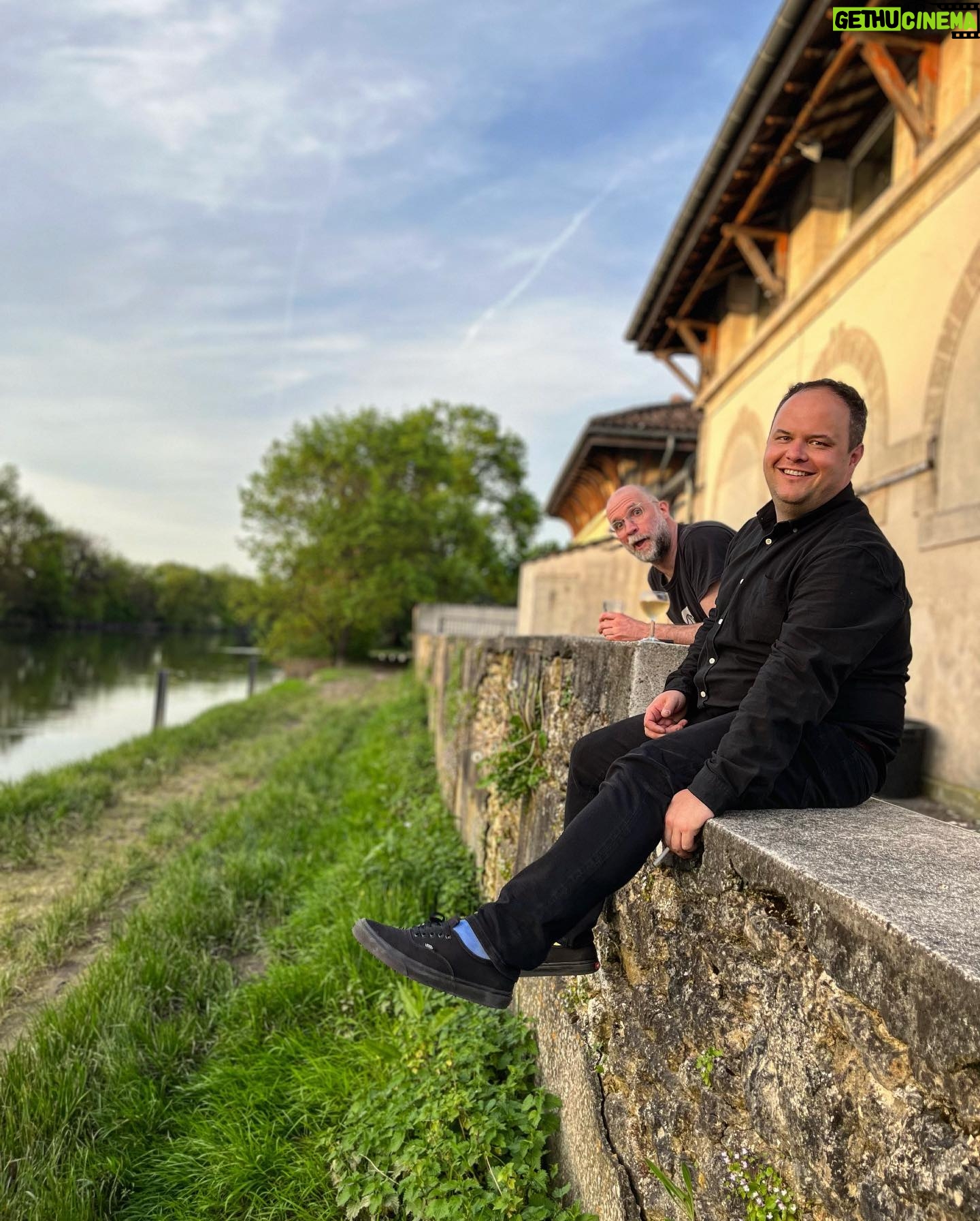 Élisapie - 1.8K Likes - Loved loved every moment of this spring tour 🇫🇷 and Bruxelles. @afx_agency @livenationbe 🙏🏽 With these wonderful travel companions! Nakurmiik d’être venu nous voir! Commencer en force avec les Parisiens @cafedeladanse_paris et finir en beauté à Cognac @lesabattoirs16 ❤️🌈🥂•
•
•
•
#inuktitut #inuktituttour #elisapie #europeantour