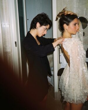 Elit İşcan Instagram - Bu güzelim elbiseyi yapan sevgili @raisavanessa, elbiseyi bana yakıştıran canım @hatisaslan, bizi bir araya getiren @hakanbahar0 ve @neslihandenizer ve tabi ki düğmemi ilikleyen bir tanecik @karabulutmiray ♥️ heyecanıma ortak olan herkese çok teşekkürler, iyi ki varsınız!✨✨✨ @peliniscan @nazlisiyok @gurceeroguz @gizembayiksel @tucyilmazz ♥️