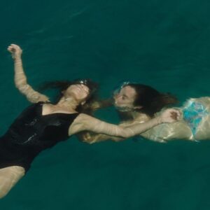 Elit İşcan Instagram - Zeynep & Yasemin #Afloat @aslihanunaldi 🎥 @andre.jager