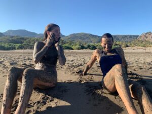 Elit İşcan Instagram - Aslıhan Ünaldı’nın yazıp yönettiği filmimiz “Suyun Üstü” @adanaaltinkozaff Adana Altın Koza Film Festivali Ulusal Yarışma bölümünde Türkiye prömiyerini yapacak. 🧜🏼‍♀️🧜🏼‍♀️🧜🏼‍♀️ Happy to announce that our film “Afloat” written and directed by @aslihanunaldi will have it’s Turkey premier in the national competition section of Adana Film Festival. #AdanaAltınKozaFilmFestivali #SuyunÜstü #Afloat