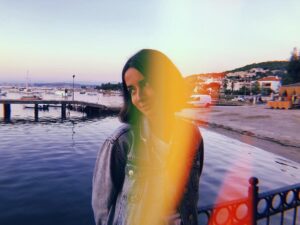 Elit İşcan Instagram - Ekimde Ayvalık başkadır @ayvalik_bsaff @baskasinema #ekimdeayvalikbaskadir #başkasinemaayvalıkfilmfestivali 🌺🌿📷 @gizembayiksel
