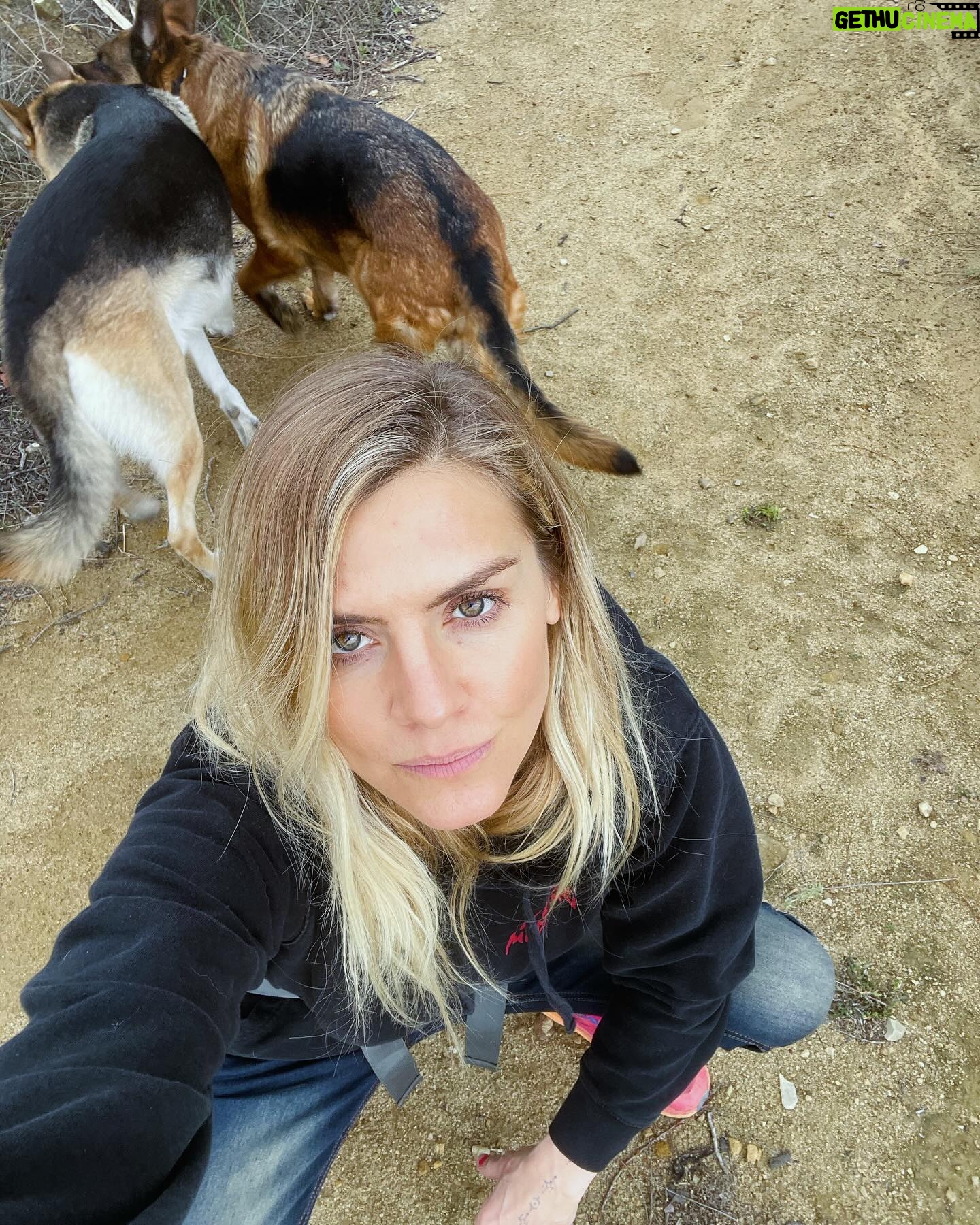 Eliza Coupe - 1.6K Likes - J A N U A R Y Photo 💩
#yourewelcome #january #photodump #love