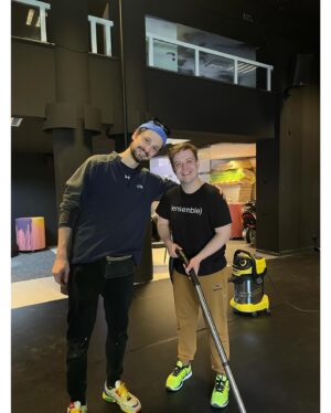 Eliza Rycembel Instagram - Garstka wspaniałych ludzi teatru. @potemotem #miedxynarodowydzienteatru
