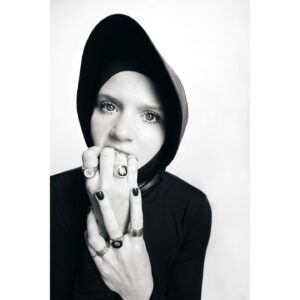 Eliza Rycembel Instagram - @alicja.kozak fantastyczna kobieta i fotografka, dzięki której dużo łatwiej było mi się otworzyć. Wywiad, który ze mną przeprowadziła @maja_staniszewska był co prawda we wrześniowych @wysokieobcasy_extra przy okazji "Gier rodzinnych", ale napewno da się go jeszcze znaleźć w internecie gdzie nic nie ginie. 
foto & concept @alicja.kozak 
stylist @lazar.stefania 
stylist’s assistant @kristin_selvesyuk
make up artist & set design @joannawojnilko @wojnileczko_mua 
hair @stasiekm / @jagahupalo 
producer @malgorzatasydorczyk 

DZIĘKUJĘ 
xoxo