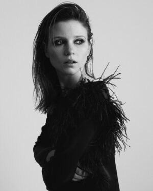 Eliza Rycembel Instagram - Po raz kolejny miałam przyjemność pozować cudownym @agnieszka_kulesza  i @lukasz_pik 😱 a @karlagruszecka  dodała mi odwagi! dziękuję @wasylwasinski @stykistyki @aniawitko @eczaja @paul_drozdowski_re @zbyszekszymanczyk @mioduska 🖤  Zapraszam do czytania nowego numeru @vogue.polska, w którym rozmawiam z @aleksandrabockowska ✍🏽☺️Życzę Wam wszystkim zdrowia #zostajewdomu #stayhome