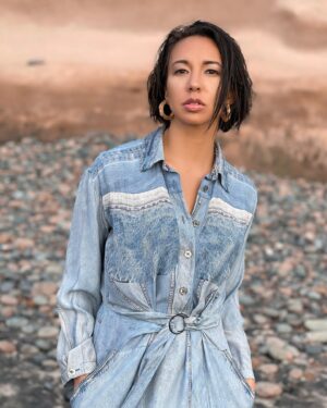 Elizabeth Frances Instagram - Gimme that salt water 🧜‍♀️

#styleinspo by @victorasandoval dress: #colovos #elizabethfrances earrings: #oscardelarenta #beach #fashion #mixedbabies #wildandfree #denim #untamed #shorthair #actress #adventure #beach #mermaid