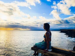 Elizabeth Frances Instagram - “Here was peace. She pulled in her horizon like a great fish net. Pulled it from around the waist of the world and draped it over her shoulder. So much of life in its meshes! She called in her soul to come and see.” ~ #zoranealehurston 

 #hawaii #leapforward #sunset