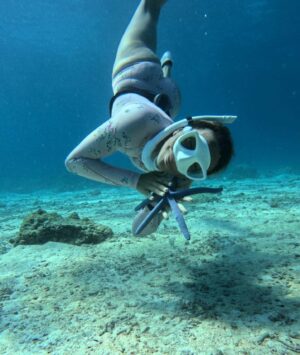 Elizabeth Frances Instagram - Senior class portraits on land vs underwater 🤣🤓➡️

📷: @rdh_productions 
🧜🏽‍♀️📷: @hcore3