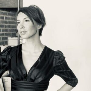 Elizabeth Frances Instagram - Happy Sunday Everyone!!!!
Photographer @ron_derhacopian 
Makeup & Hair @bowmanmakeup 
Stylist @victorasandoval .
#photoshoot #elizabethfrances #sundayfunday #pixiecut #bts