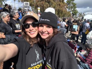 Elizabeth Ho Instagram - Nothing moves without the crew 🖤💛 You had our backs last year and now we have yours  @iatse @teamsters #solidarity