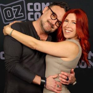 Elizabeth Maxwell Instagram - What a beautiful end to the year! @galaxyconcolumbus and @ozcomiccon you were both so lovely, and the holiday-themed cosplay was incredibly fun to see (no, I did not get enough pictures 😣)

Also ran into this guy that looked a lot like @christophersabat, but with gnarly hair. Weird…

#galaxyconcolumbus #ozcomiccon #ozcomicconmelbourne #ozcomicconxmas #cosplay #midnight #myheroacademia #rosaria #genshinimpact