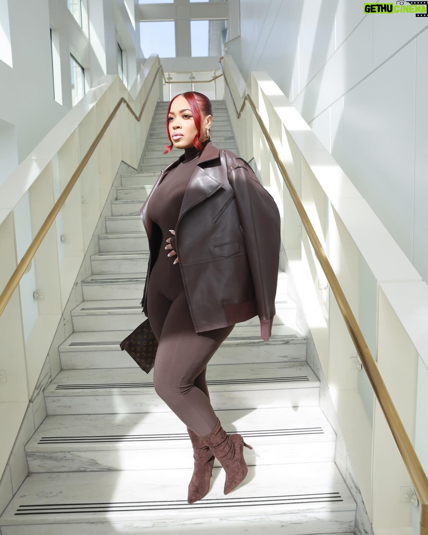 Elle Breaunna - 2.6K Likes - “Hold fast to your dreams, for without them life is a broken winged bird that cannot fly...”
-Langston Hughes
Fearlessly Flying Free🕊️
📸 @dredotty