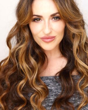 Elle Newlands Instagram - Life has been a bit bonkers lately but I wanted to say hello to new followers (and old) 👋🏻 thank you and happy you’re here. 

What are you all excited about for the coming weeks? I’m celebrating so many friends birthdays - can’t wait 🥳 

Headshot @huebnerheadshots 
HMU @samanthachapmanmua