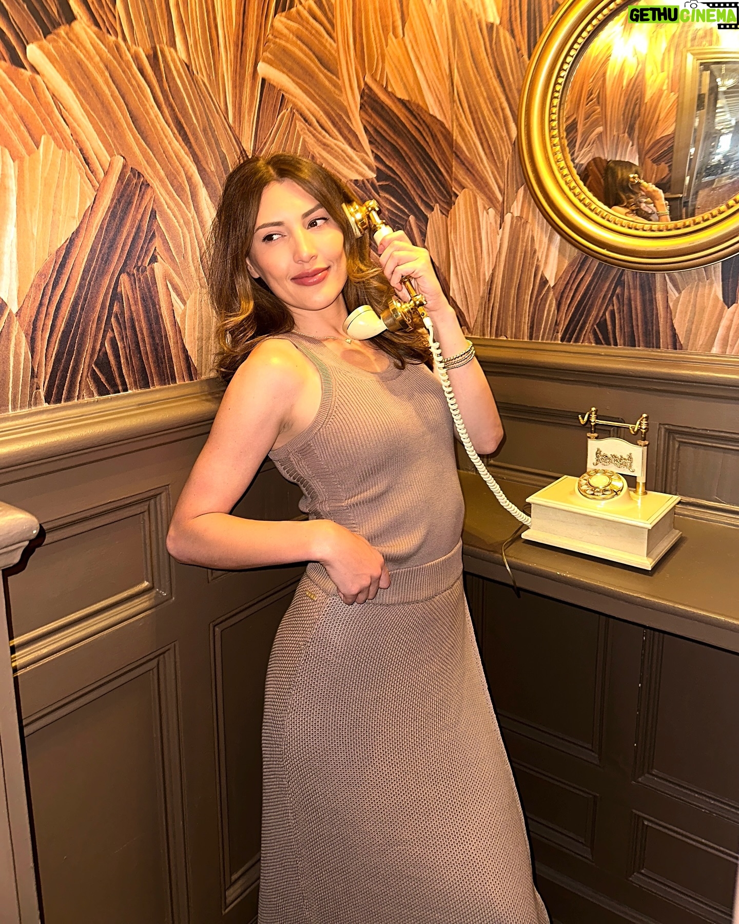 Ellen Hancock - 290 Likes - Ring ring your favorite distraction is calling π
Outfit @alala
#partner