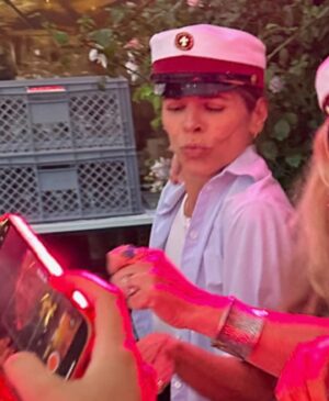 Ellen Hillingsø Instagram - Igen i år har jeg fået så hatten passer, nå nej så huen passer! 
Igen i år Passer huen ⁉️🤪😜😝
Altså : 
Pas på jer selv og hinanden - også når I har fået så hatten passer……..♥️
….og læs @annesophiahermansen gode og opbyggende brev til alle jer der har afsluttet en ungdomsuddannelse……
#enjoy #takecare #drikmasserafvand #paspåjerselvoghinanden …..♥️💦♥️💦♥️