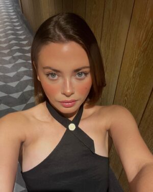 Elli Rhiannon Müller Osborne Instagram - siste natt i Polen. ❤️ sminki og kjoli.