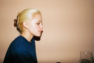 Elli Rhiannon Müller Osborne Instagram - Spytter vin i første bilde