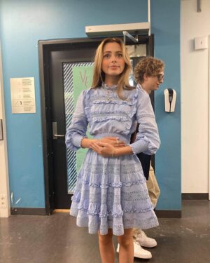 Elli Rhiannon Müller Osborne Instagram - er så stolt og glad. @ineshoysa og @mathiasstorhoi dere er helt rååå !!💐 og gjengen @deteramalie @filipbargee @hannahwalbrg @inaervik @9elss @v_gronlie jeg er ekstremt takknemlig og glad i dere… ROYALTEEN Arvingen er ute på @netflixnordic !!❤️‍🔥 tusen takk for all den gode tilbakemeldingen vi allerede har fått 💐