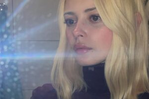 Elli Rhiannon Müller Osborne Instagram - Spytter vin i første bilde