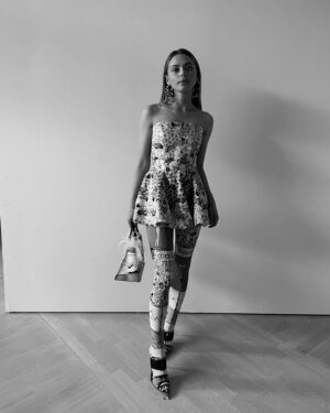 Elli Rhiannon Müller Osborne Instagram - takk for meg @costumenorge 🦋🦋🦋 også en stor takk til @edzgimnes (!!) som lånte bort kunsten sin til meg til prisutdelingen… 🤍🎊🤍