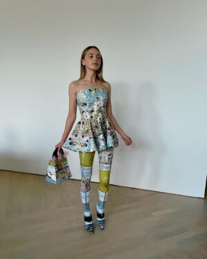 Elli Rhiannon Müller Osborne Instagram - takk for meg @costumenorge 🦋🦋🦋 også en stor takk til @edzgimnes (!!) som lånte bort kunsten sin til meg til prisutdelingen… 🤍🎊🤍