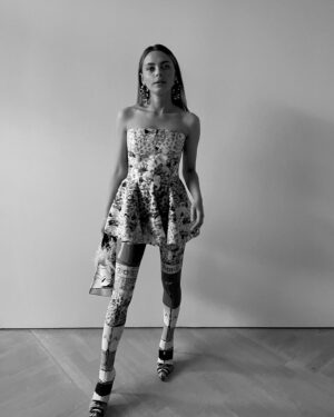 Elli Rhiannon Müller Osborne Instagram - takk for meg @costumenorge 🦋🦋🦋 også en stor takk til @edzgimnes (!!) som lånte bort kunsten sin til meg til prisutdelingen… 🤍🎊🤍