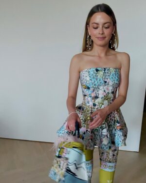 Elli Rhiannon Müller Osborne Instagram - takk for meg @costumenorge 🦋🦋🦋 også en stor takk til @edzgimnes (!!) som lånte bort kunsten sin til meg til prisutdelingen… 🤍🎊🤍