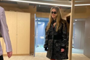 Elli Rhiannon Müller Osborne Instagram - Spytter vin i første bilde
