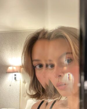Elli Rhiannon Müller Osborne Instagram - 🪞👁️👄👁️👼🏼