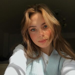 Elli Rhiannon Müller Osborne Instagram - tusen takk @rikke.gregers ❤️‍🔥 perioden før vi begynte opptak, da vi filma og tiden etter har gitt og lært meg så mye. jeg krysser fingrene så hardt at de nesten knekker for at vi får jobbet sammen igjen. jeg stoler på deg og du stoler på meg. du er uredd og ærlig, og i tillegg er du en god lytter. alle bak og foran kamera, jeg er så takknemlig for at vi fikk jobbet sammen. dette er et bilde fra en helg ellerno, under Ida opptaksperioden. følte meg bra. tusen takk for all den fine tilbakemeldingen, veldig kult å se at mange liker den lille rare serien vår. ❤️‍🔥