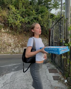 Elli Rhiannon Müller Osborne Instagram - to store pizza ⁉️⁉️