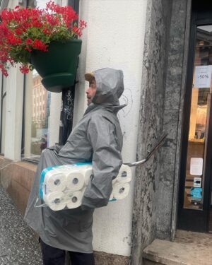 Elli Rhiannon Müller Osborne Instagram - to store pizza ⁉️⁉️