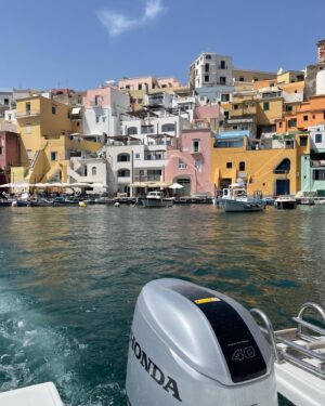 Elli Rhiannon Müller Osborne Instagram - Ischia og Procida ☀️🌀👒🫶🏼