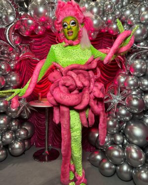 Ellie Diamond Instagram - THE DIAMOND DISCO IN OUTER SPACE🪩👽 Day 1 
**************************************************************************************************
@rupaulsdragcon has been so much fun! Thank you to all who came to my booth yesterday, honestly had the best time with you all!💗💗
**************************************************************************************************
SUNDAY!! last day so there’s still time to come to the disco @ booth #E63! 
*************************************************
Wig by me 
Corset by me 
Catsuit @get_frocked_uk 
*************************************************
(Huge massive thanks to @thrillhausdesigns for creating the stunning curtains for my booth! Aswell thanking @h1c.xx @davidchippa @rosie_zinfandel for helping me with my booth setup)