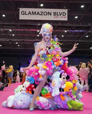 Ellie Diamond Instagram - DRAG CON PT.1 🧸🎀👛🌸🏩💕💞 
-
Thank you to everyone who came to visit the toy machine over the weekend this dress and booth was a lot of fun to create and bring to life! #madebyme 
-
This dress was inspired by a gorgeous shop I visited while in Australia (swipe to the last pic) @tibbsandbones