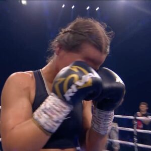 Ellie Scotney Instagram - BRITAIN HAS A NEW WORLD CHAMPION! 👑

@elliescotney_ defeats Cherneka Johnson by unanimous decision! 🙌

📝 98-92, 98-92, 97-93

#JohnsonScotney #EdwardsCampos