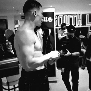 Ellie Scotney Instagram - An away day that felt like home 🏠❤️

What a NIGHT, What a STORY, what a HUMAN. 

Special scenes last night watching ‘The Gentleman’ defend his World Title and avenge his only blemish on his record with a career best performance. 

“AND STILL” 👑 @chrisbillam
