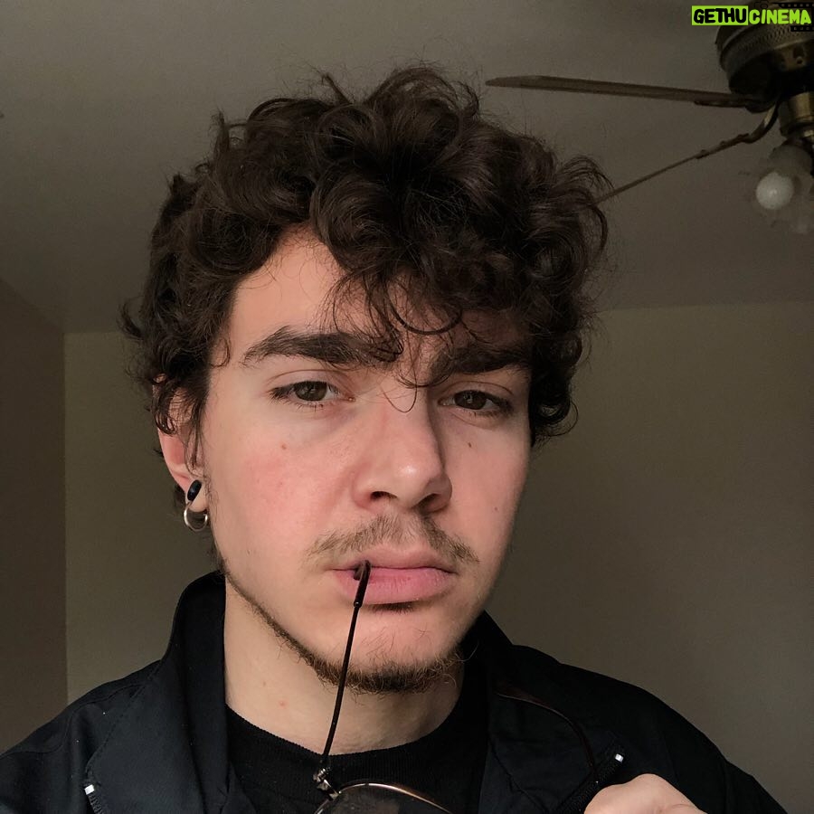 Elliot Fletcher - 78K Likes - here’s me lookin like an emo harry potter