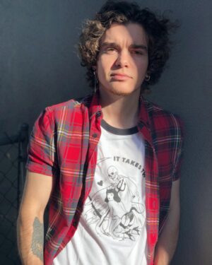 Elliot Fletcher Instagram - hope everyone is staying safe and healthy ♥️ tell me what y’all have been up to, i wanna know