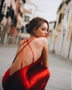 Elona Ndrecaj Instagram - @venicephotography.md 
@venicephotography.mimozakaraqi